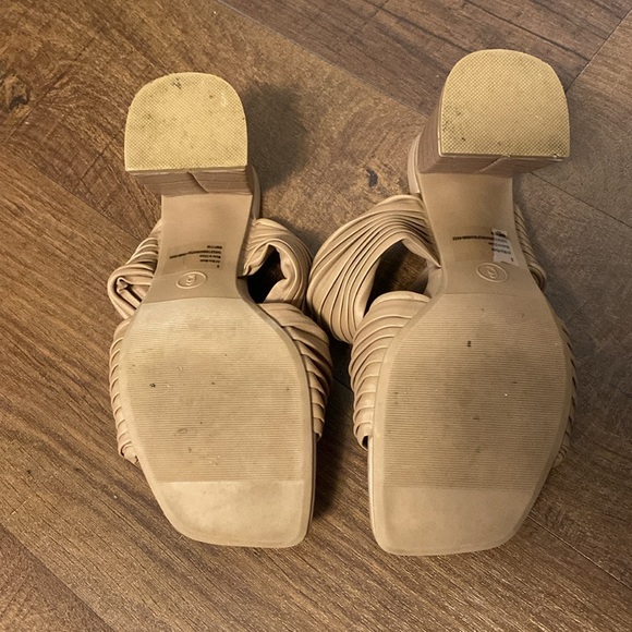 Tan block heel - Picture 2 of 5